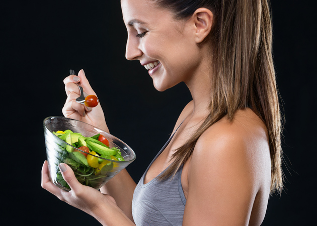 kobieta jedząca sałatkę warzywną
